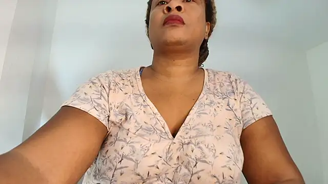 Snapshot of luxy_benet chatting on March 16, 2026, 9:24 am luxy benet online show from March 16, 2026, 9:24 am