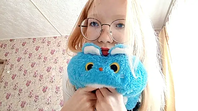 Snapshot of SoniqBliss chatting on March 3, 2026, 7:04 am SoniqBliss online show from March 3, 2026, 7:04 am