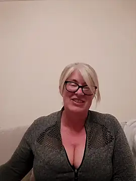 Snapshot of FlirtyFleur-x chatting on April 2, 2026, 9:10 pm FlirtyFleur-x online show from April 2, 2026, 9:10 pm