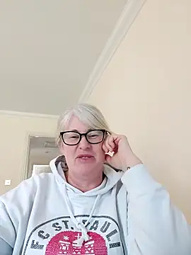 Snapshot of FlirtyFleur-x chatting on March 31, 2026, 10:06 am FlirtyFleur-x online show from March 31, 2026, 10:06 am