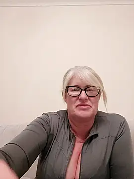 Snapshot of FlirtyFleur-x chatting on April 4, 2026, 7:53 pm FlirtyFleur-x online show from April 4, 2026, 7:53 pm