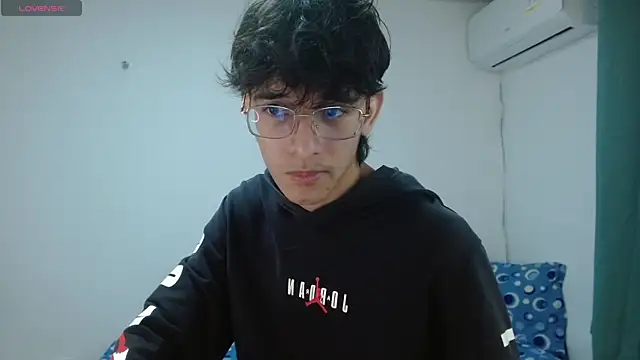 noah millerx online show from May 2, 2026, 3:34 am