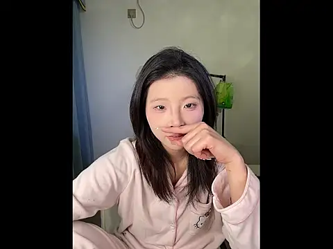 Y--F--LOVE online show from March 23, 2026, 4:07 pm