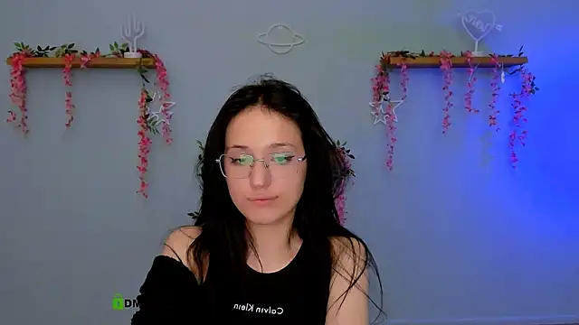 naomi fox1921 online show from May 12, 2026, 4:46 pm