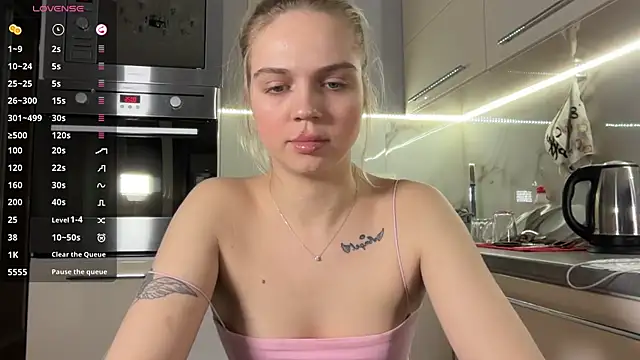 AlexaDeviliciouss online show from April 15, 2026, 5:28 pm