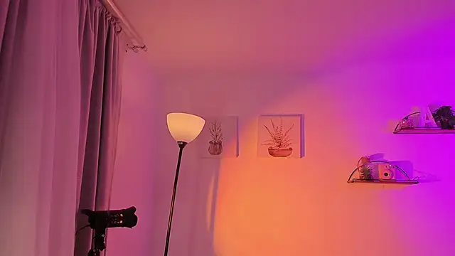 AlaiaRogers online show from April 22, 2026, 10:33 am