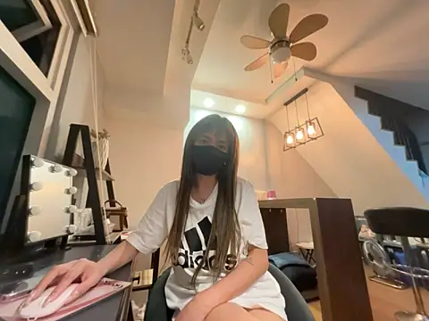 strawberryblossom93 online show from April 4, 2026, 4:24 pm