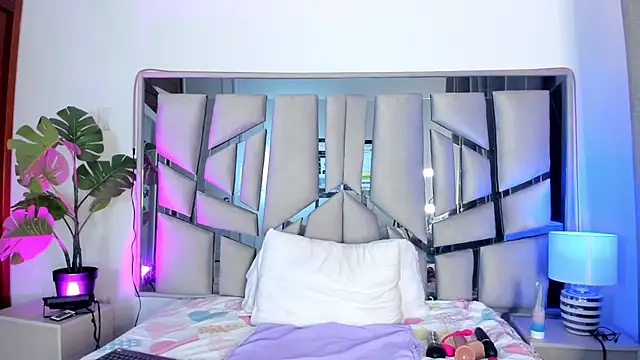 lucy davies online show from March 2, 2026, 5:08 am