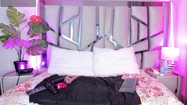 lucy davies online show from March 18, 2026, 11:46 am