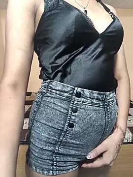 Glow Queen online show from April 15, 2026, 6:12 pm