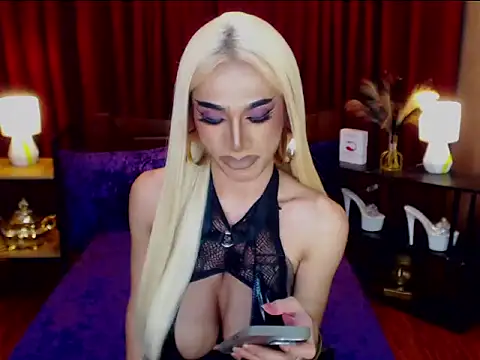 KieraLee online show from May 1, 2026, 3:33 am