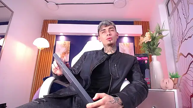 Max Hader  online show from March 31, 2026, 11:40 pm