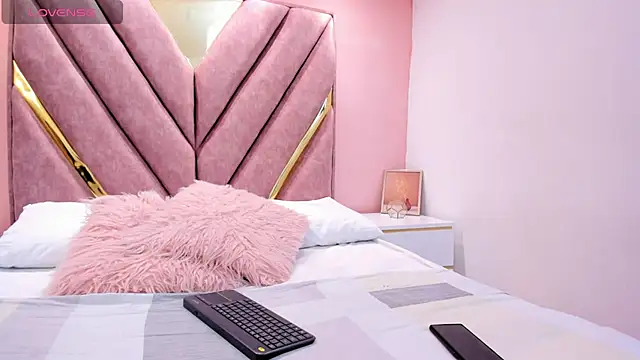 chloe larson online show from March 27, 2026, 11:44 am