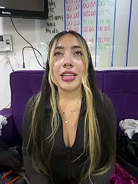 ManuelaVeeleez online show from May 22, 2026, 4:43 am