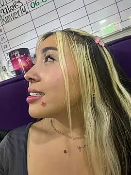 ManuelaVeeleez online show from July 25, 2026, 3:36 am