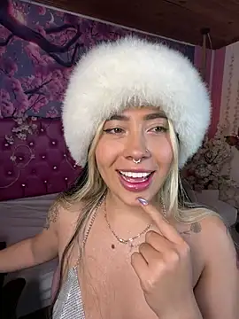 ManuelaVeeleez online show from July 19, 2026, 5:42 pm