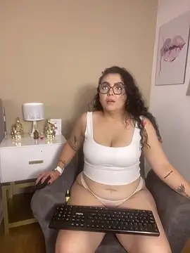 AlmaraRouge online show from May 14, 2026, 8:06 pm