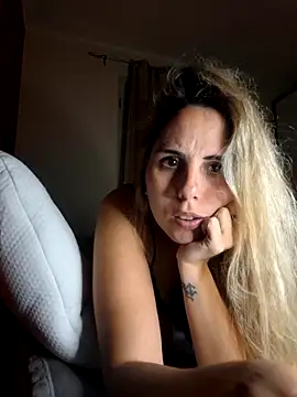Snapshot of Emilyvuxa chatting on May 25, 2026, 9:35 pm Emilyvuxa online show from May 25, 2026, 9:35 pm