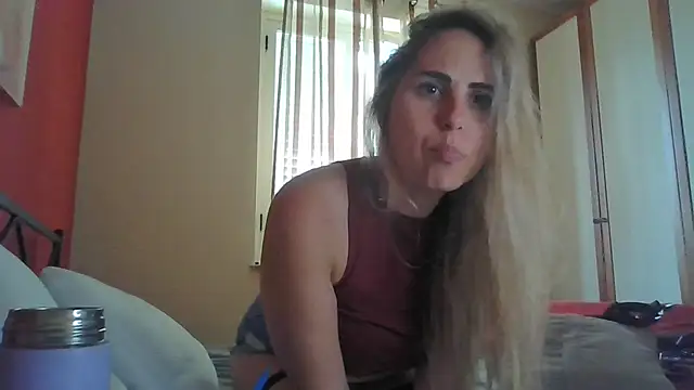 Snapshot of Emilyvuxa chatting on May 1, 2026, 10:42 am Emilyvuxa online show from May 1, 2026, 10:42 am