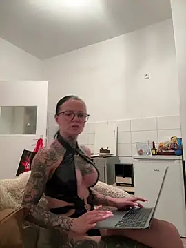 Snapshot of SkinnyLilly chatting on July 16, 2026, 8:50 pm SkinnyLilly online show from July 16, 2026, 8:50 pm
