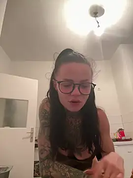 Snapshot of SkinnyLilly chatting on July 27, 2026, 7:32 pm SkinnyLilly online show from July 27, 2026, 7:32 pm
