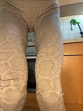 SkinnyLilly online show from April 9, 2026, 11:38 am