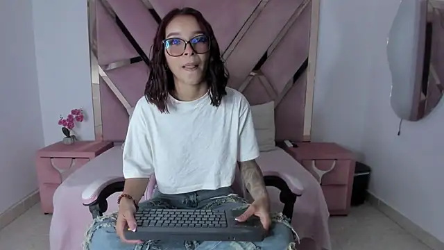 Snapshot of Angell_cherryht chatting on July 14, 2026, 8:37 pm Angell cherryht online show from July 14, 2026, 8:37 pm