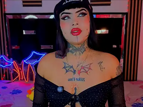 LauriInk1 online show from April 18, 2026, 5:04 pm