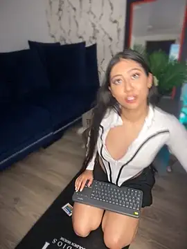 Lunaliaa  online show from April 18, 2026, 5:32 am