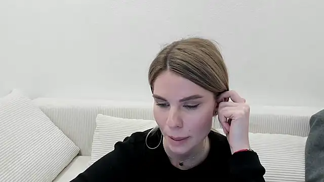 MollyCem online show from March 10, 2026, 3:27 pm