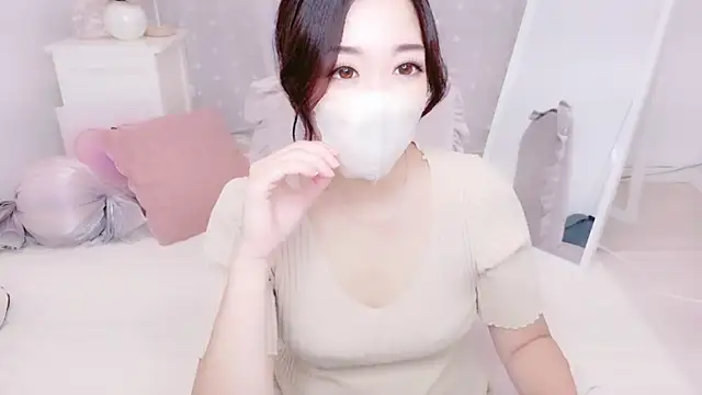 Snapshot of YURIKAsan_ chatting on May 18, 2026, 10:42 am YURIKAsan online show from May 18, 2026, 10:42 am