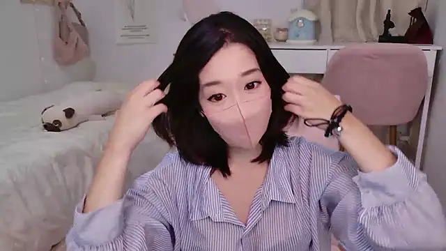 Snapshot of YURIKAsan_ chatting on June 7, 2026, 11:04 am YURIKAsan online show from June 7, 2026, 11:04 am