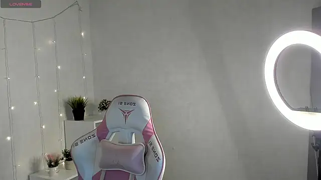 LunaRossaa online show from April 4, 2026, 11:55 pm