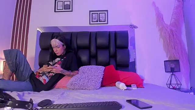 dalhia and hades online show from April 8, 2026, 12:39 pm