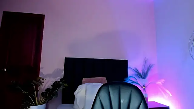 TinnaMoon online show from March 26, 2026, 11:57 pm