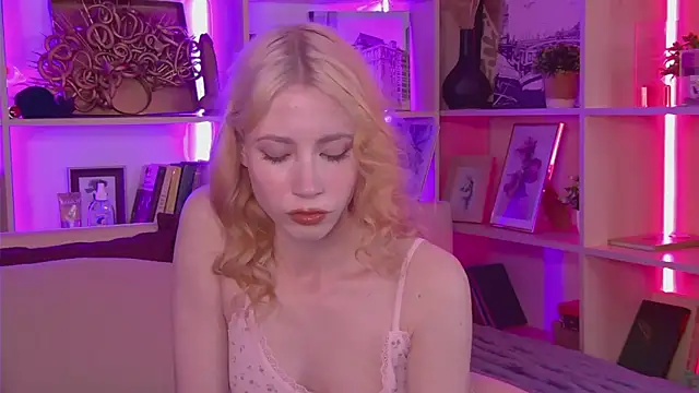 Lola Gilbert online show from May 13, 2026, 3:08 pm