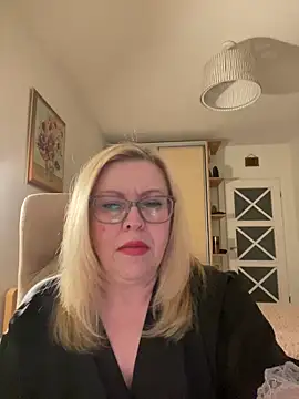 JanieLight53 online show from May 17, 2026, 11:27 pm