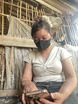 Bling-pusy online show from April 13, 2026, 6:28 am