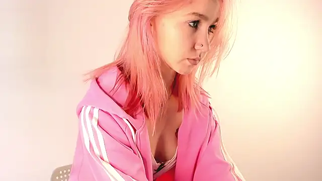 August female online show from April 15, 2026, 1:04 pm