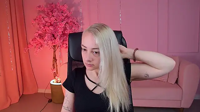 CarolMoor online show from April 24, 2026, 9:11 am