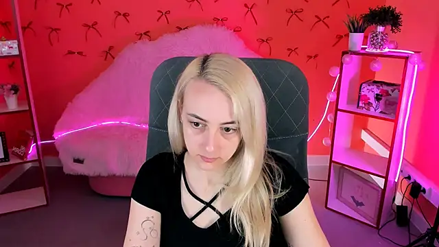 CarolMoor online show from April 14, 2026, 9:03 am