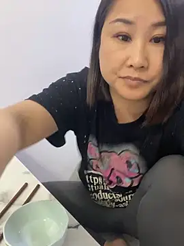 xiaoyi-10 online show from April 15, 2026, 1:37 pm