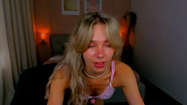 LuluAlis online show from June 3, 2026, 1:56 pm