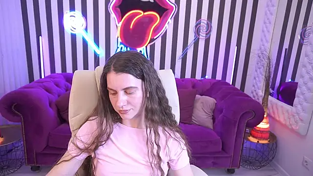 LittleJulii online show from April 30, 2026, 8:57 pm