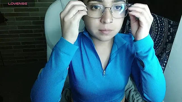 sweet-little online show from April 10, 2026, 2:18 am