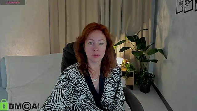 LeticiaRomano online show from May 17, 2026, 4:01 am