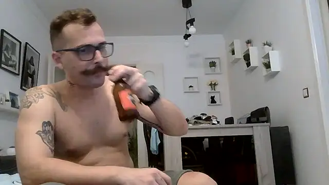 Snapshot of yanick931 chatting on July 24, 2026, 9:44 pm yanick931 online show from July 24, 2026, 9:44 pm