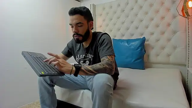 JEAN LEWIS2 online show from April 21, 2026, 1:42 am