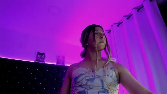 BellaRoge online show from April 22, 2026, 4:19 am