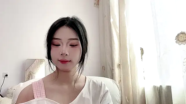 yiyibaby2026 online show from May 7, 2026, 2:38 am
